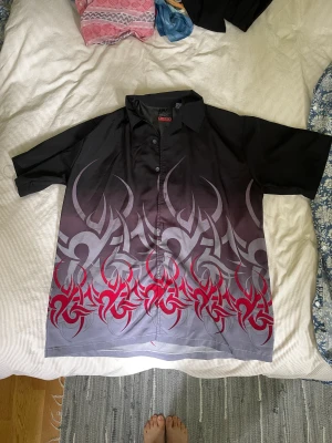 Skjorta med eldflammor - Inga tecken på använding 