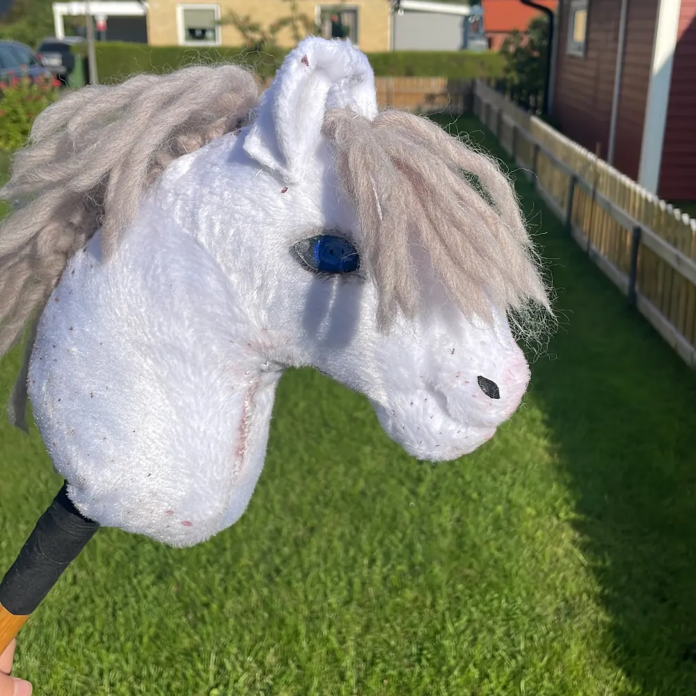 Vi säljer en vit käpphäst med några prickar !den är skuggad och är ett sto! Den är namnlös . Övrigt.