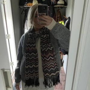 missoni halsduk - Toffsarna längst ner har löst upp, därav trassel 