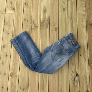 Dondup Jeans - Dondup Jeans - storlek 30 - varan är i bra skick men har en flaw (visas på bild tre) - vid frågor eller funderingar är det bara att skriva!