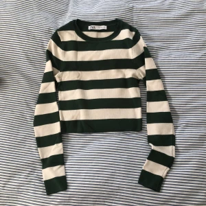 Zara långärmad tröja - En långärmad tröja från Zara, aldrig använd ❣️❣️Skulle säga att den passar både S och XS också 😁 
