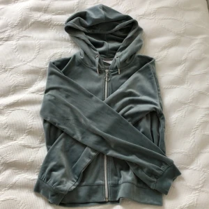 Velour hoodie😻🙌 - Säljer min supeeersnygga velour hoodie från gina young!! 💐💞 Om du är intresserad har jag även byxor som matchar till denna hoodie, om du kollar nästa inlägg!💘😻 Dem är sparsamt använda, inga defekter! ⭐️ Så himla mjuka och mysiga! 🍂🍁 Stl 158/164🫶🏼🫶🏼🫶🏼
