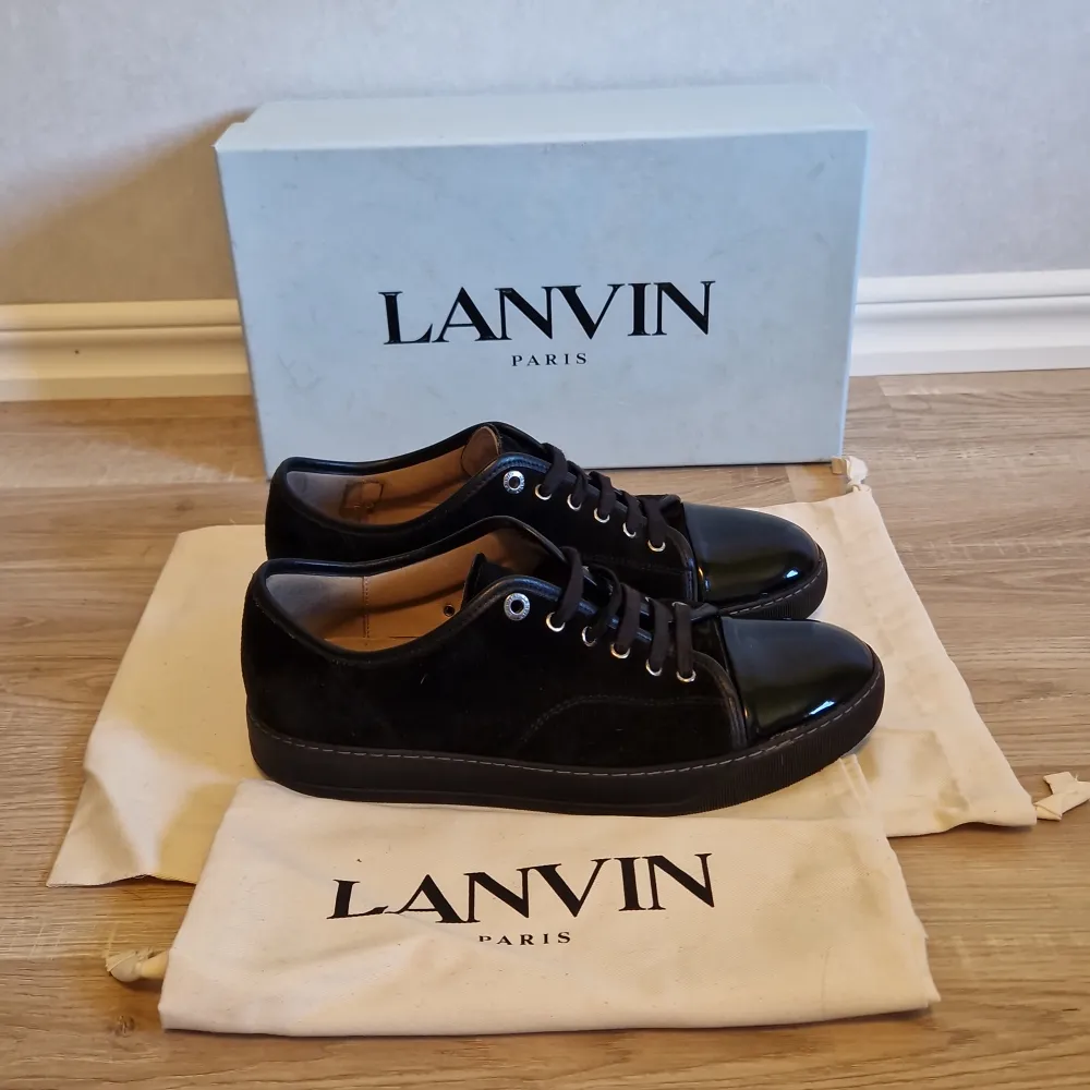 Tjena! Nu tävlar vi ut ett par Lanvin skor i fint skick. För att delta i tävlingen så behöver du göra följande. 1. Följ oss på plick! 2. Gilla denna annonsen och 3 andra på detta kontot! 3. Kommentera Klar! Vinnaren dras den 1 April! Lycka till! . Skor.