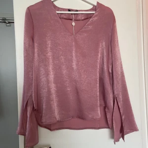 Rosa blus - Jättefin blus från Rut&Circle, slits i ärmarna, oanvänd med lappen kvar. Inte riktigt lika mörk som på bilderna.