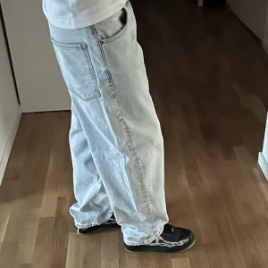 Skate jeans - Baggy jeans från BERSHKA. 