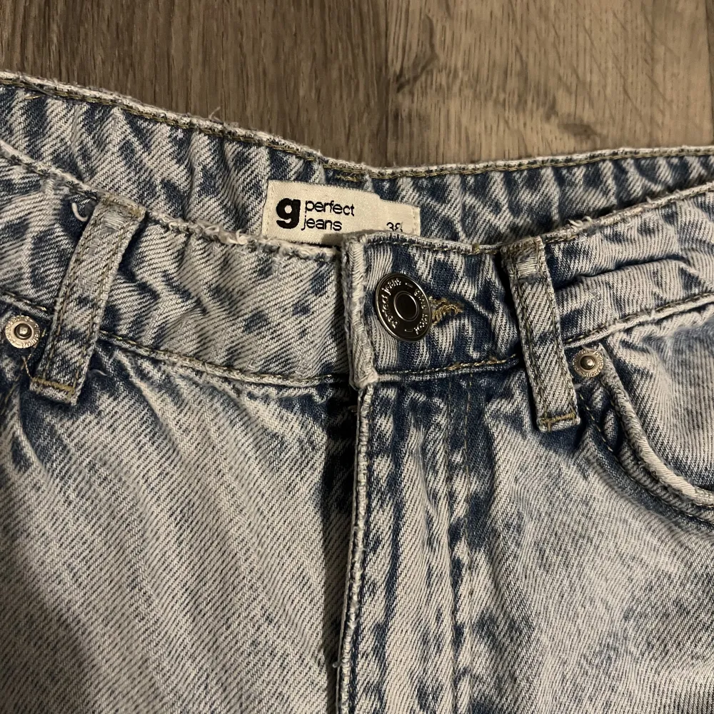 Dessa jeans från Gina Tricot är sparsamt använda. De sitter väldigt bra och är normala i storlek.. Jeans & Byxor.