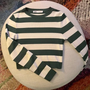 Grön randig topp - Zara - Använd en gång. Storlek M men den passar mer som en S.