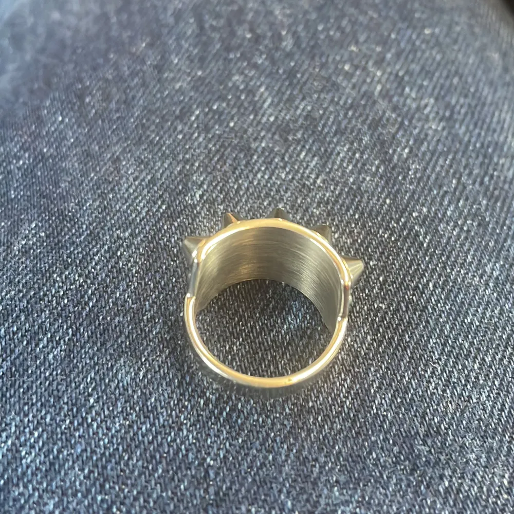 En Edblad peak ring steel, nypris 400. Har bara ringen inget kvitto eller förpackning.. Accessoarer.