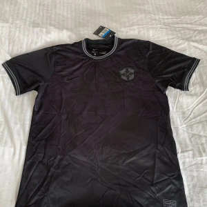 Brasilen fotbollströja  - En stilren fotbollströja som passar till det mesta. Helt ny, skriv om frågor och bilder. Mvh