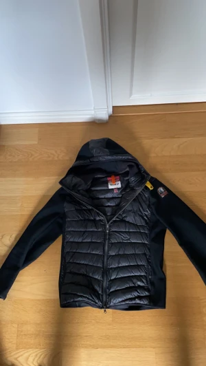 Parajumper warm up jacka - Väldigt bra skick, endast använd under en kort period. Storlek M Tags och allt finns kvar