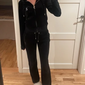 Juicy couture  - Säljer detta det från juicy couture, strl s, sparsamt använt, säljer för 700kr, nypris 2500kr❤️inga stenar saknas!