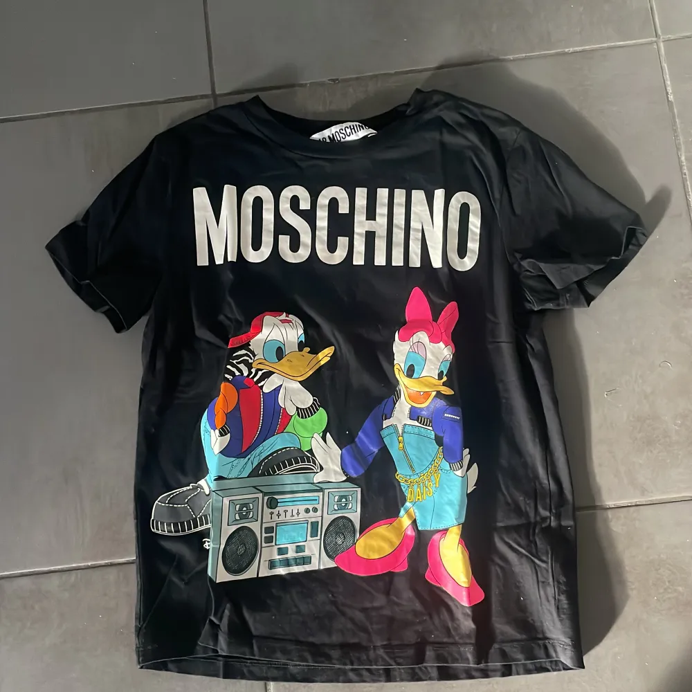 Moschino t-shirt säljes, använd 2 gånger. . T-shirts.