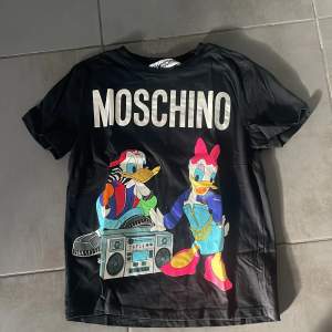 Moschino t-shirt säljes, använd 2 gånger. 