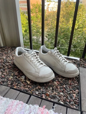 Snygga UGG sneaker för män - Riktigt snygga och i princip oanvända UGG sneakers för män i storlek 43!  Jag tror jag har använt dem två / tre gånger så det är inga skador på dem.   Hör av dig om du har några frågor eller vill ha fler bilder!  Mvh David 