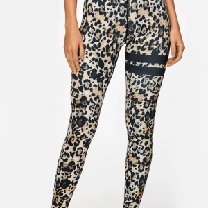 Träningsbyxor - Säljer nu mina stronger tights för att de ej kommer till användning. Köptes för 800kr och säljs för endast 250kr. Strl XS men passar mig perfekt som har strl S💗