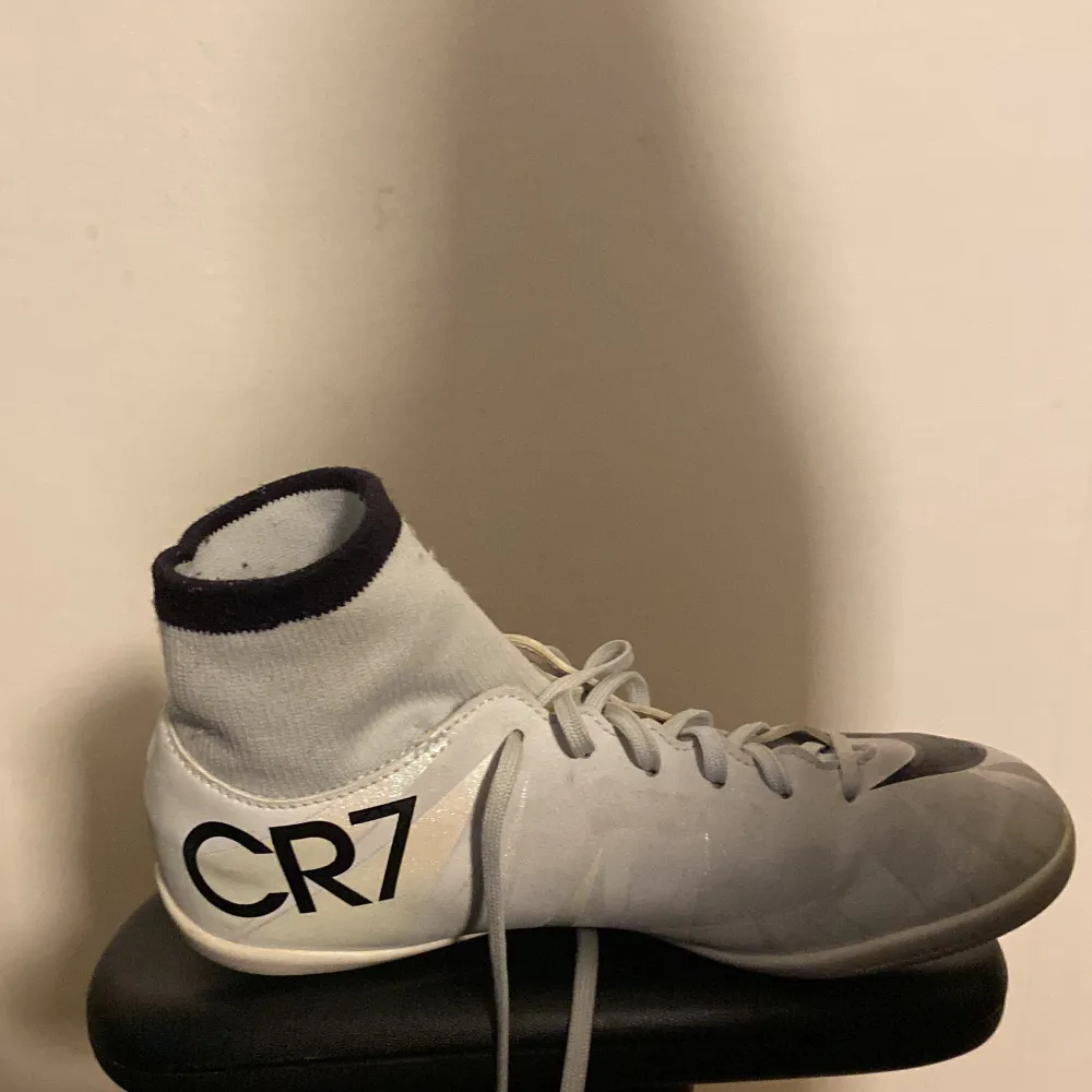 Nike/cr7 futsal skor skick 10/10 har aldrig använt dem för jag köpte dem till min bror men dem passade inte.. Skor.