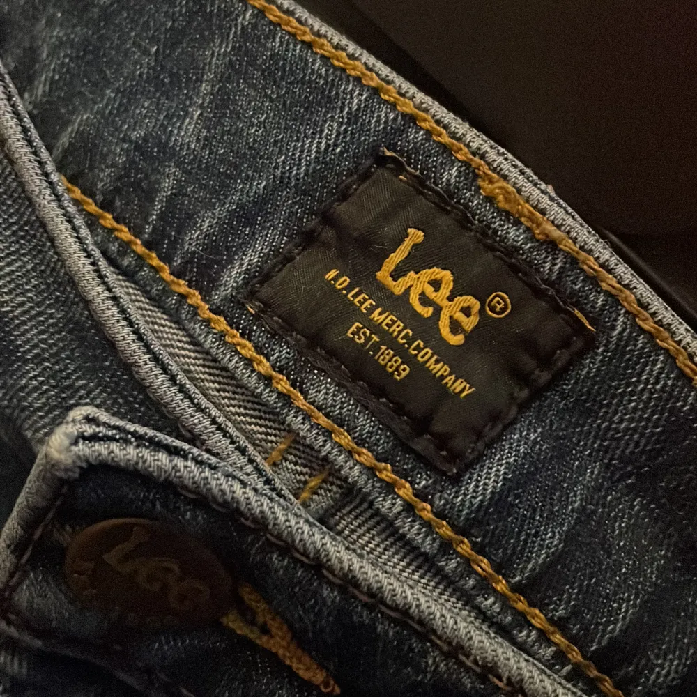 Snygga blåa jeans från Lee i modellen Scarlett i storlek 31/31. Sparsamt använda sitter snyggt på! En lite mörkare blåfärg. Jeans & Byxor.