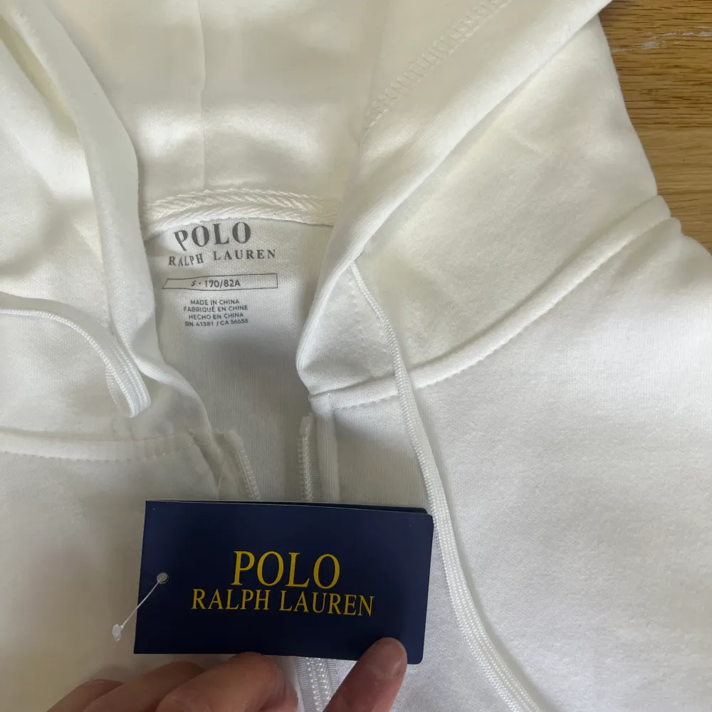 En vit Ralph Lauren kofta/zip . Koftan är väldigt fin. Tröjan är oanvänd o kommer med prislappar och förpacknings påsen. Tveka inte för o fråga om mer info. / priset kan diskuteras vid en snabb affär. Hoodies.