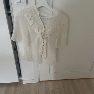 Zara blus  - Jättefin zara blus, användt fåtal gånger, säljer pågrund av att den inte kommer till användning ( köparen står för frakten!!!)