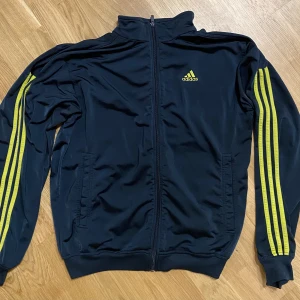 Adidas sportkofta vintage - Säljer min adidas tröja som är vintage som jag inte använder så mycke längre  Pris kan diskuteras vid snabb affär