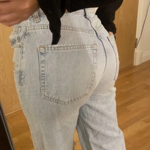 Baggy jeans - Säljer denna jeans med hål från gina💗Dom är mid waist