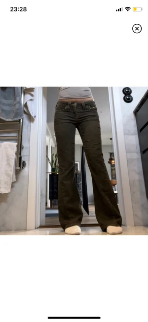 True religion jeans - Storlek 25, är tyvärr för små för mig (bilder från personen jag köpte från) mer detaljer skriv till mig. 