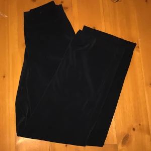 Kostymbyxor - Säljer dessa marinblå högmidjade kostymbyxor i storlek 36 från bikbok i gott skick💕