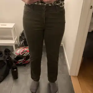 Mörkgröna jeans från flash i storlek 42