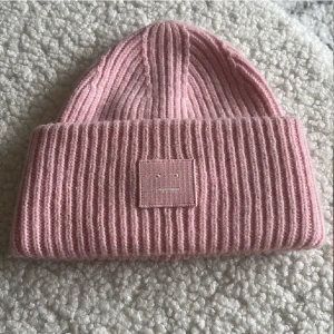 Acne mössa  - Säljer min rosa acne mössa för den inte kommer till användning längre, jättefint skick!