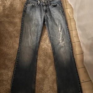 Lågmidjade bootcut❤️ - As snygga lågmidjade bootcut med slitning från Levis som tyvärr inte passade mig!❤️ midjemått 76, passar mig som är 165!