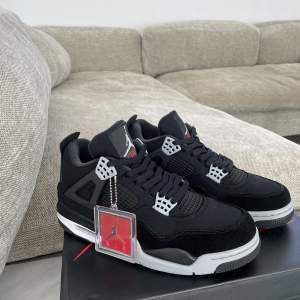 Tjena folket! Säljer helt nya Jordan 4or black canvas, storlek 43, vid fler frågor är det bara att skriva.