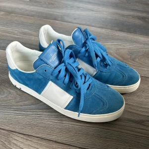 Valentino Flycrew - Ett par riktigt schyssta Valentino Flycrews i ljusblå färg som inte tillverkas längre. Skorna är i otroligt bra skick 9,5/10 då dem har används minimalt. Det finns inga defekter.  