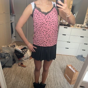 Spetslinne  - Köpt på hm för typ 3 år sen! Aldrig använd men så himla cool