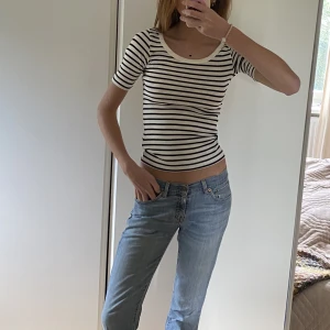 Randig tshirt - Så så skön och supersnygg tshirt, i ribbat material som verkligen sitter så snyggt på kroppen!!