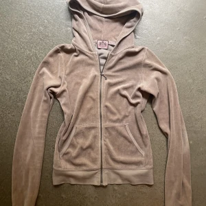 Vintage juicy couture S - Jag säljer min juicy pga använder inte. Storlek S. Som ni ser på sista bilden har den fåtal fläckar men det inget som märks. Använd bara några få gånger. Super mjuk och bra kvalite🐾 Kan mötas upp i Malmö, annars betalar du frakt :)
