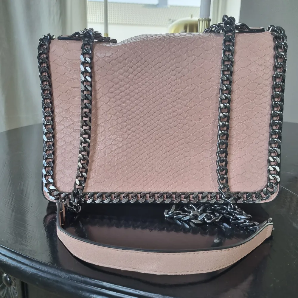 Praktiskt och fin handväska i fin puderrosa färg. Knappt använd, i jättefint skick! Många fack, stängs med magnetknappar och dragkedja. Nypris 500 kr.. Väskor.