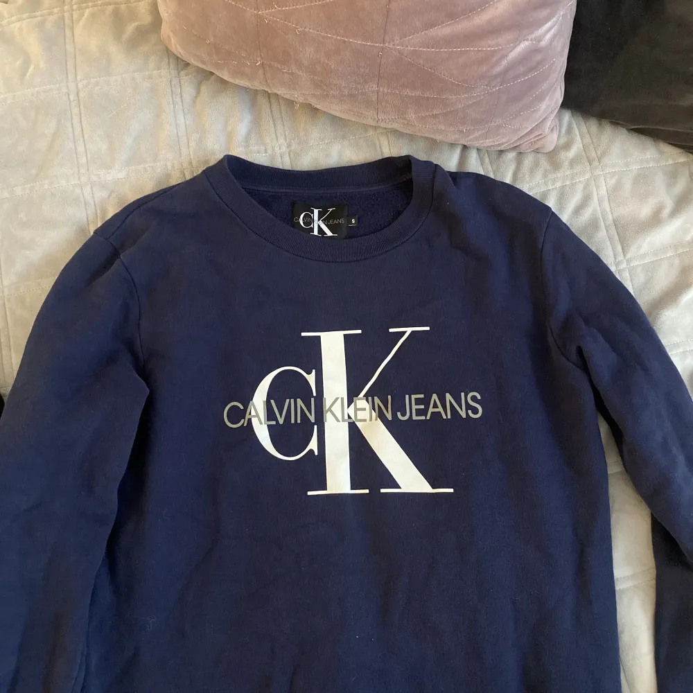 Marinblå sweatshirt från Calvin Klein. Använd i använt skick. Storlek S. . Tröjor & Koftor.