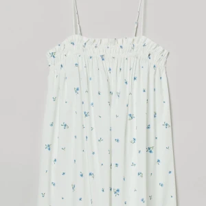 Blommig klänning  - Söt blommig klänning från hm. Säljer de den är lite för kort för mig 🫶🏻