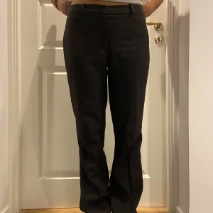 Lågmidjade kostymbyxor  - Säljer dessa snygga lågmidjade kostymbyxor!!! Dom är köpte secondhand men från hm!!💗💗💗
