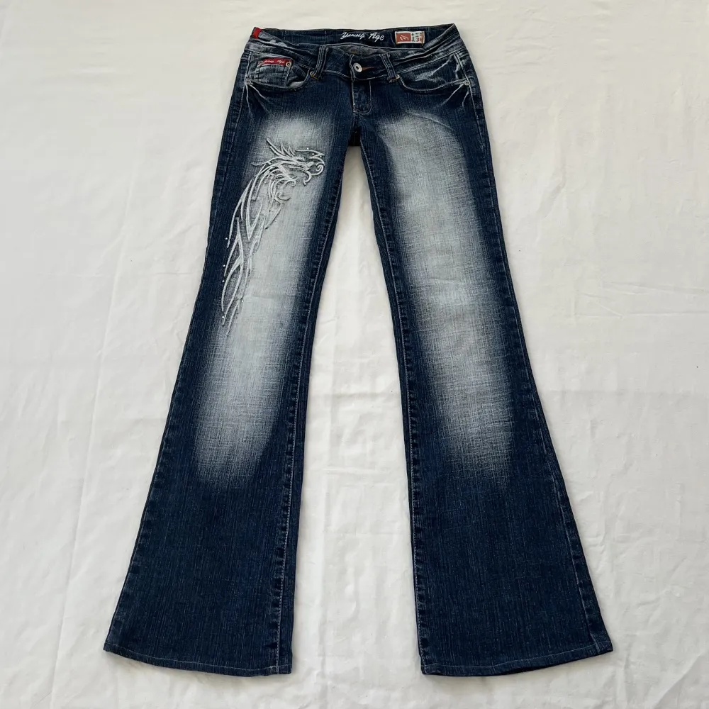 Lågmidjade vintage jeans från young age i storlek 36, midjemått: 80cm innerbenslängd: 78cm 🍒. Jeans & Byxor.