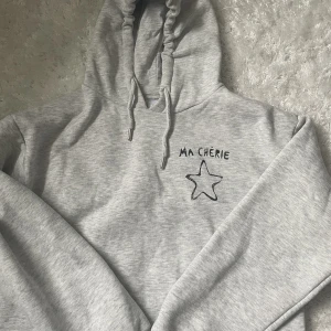 Ma chérie hoodie🤍 - Ma chérie hoodie, skönt och mjukt tyg🤍 Storlek 146-152, använt fåtal gånger. Från ginatricoot, tryck gärna på köp nu ❤️köpt för 249kr säljer för 180kr