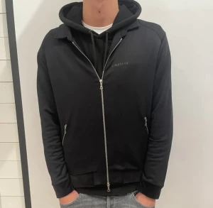 Limitato overshirt - Overshirt fran limitato - Logotyp vid höger bröst samt tryck pa ryggen - Storlek: XXL passar XL/L - Ovetshirten är i fint skick utan nagra defekter - Varat pris 649 SEK - Nypris: 3999 SEK - Modellen pä bilden är 193 CM och väger 90 kg