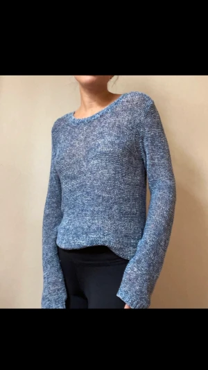 Blå stickad tröja - Säljer min blåa stickade tröja då den inte används. Super fint skick! Storlek M men passar S-L beroende på hur tajt man vill att den ska sitta!
