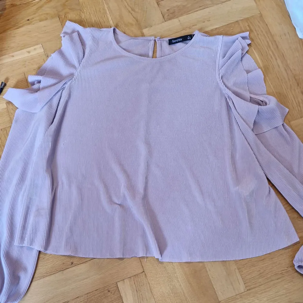 Purple thin full length top with full length shoulderless sleeves . Skjortor.