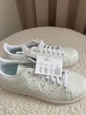 Adidas med prislapp på helt NYA - Aldrig använt dem, prislapp på. Stan Smith.