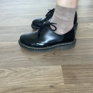 Dr martens 1461 låga docs  - Sparsamt använda dr. Martens storlek 39. Uk 6. Modell 1461. De är i skinn.