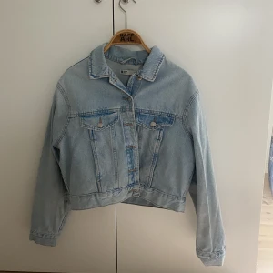 Jeansjacka - Jättefin jacka från ginatricot🤍 använd ca 5 gånger, jättefint skick 