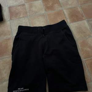 Mörk blåa peak performance short storlek 160