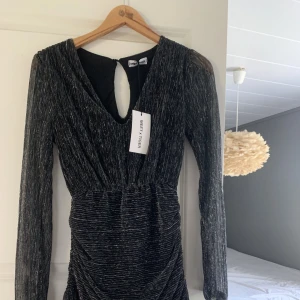 Festklänning  - Superfin oanvänd glitterklänning från Meet Me There i storlek xs/s💗 Nypris 544kr (köparen står för frakten)