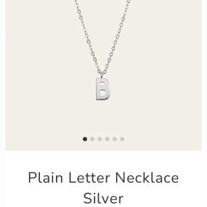 Säljer mitt silvriga bokstavshalsband ”Plain letter necklace silver” i (M) från ani eftersom jag har ett likadant i guld. Aldrig använt, 700kr nypris, säljer för 450🫶